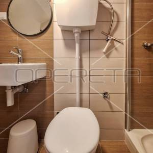 Renovirana kuća s 3 apartmana- Tribunj centar