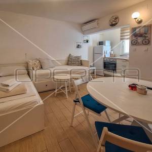 Renovirana kuća s 3 apartmana- Tribunj centar