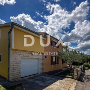 RIBNICA, OBROVAC - PRILIKA! Kuća 1. red do mora + brod i vez