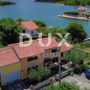 RIBNICA, OBROVAC - PRILIKA! Kuća 1. red do mora + brod i vez