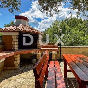 RIBNICA, OBROVAC - PRILIKA! Kuća 1. red do mora + brod i vez