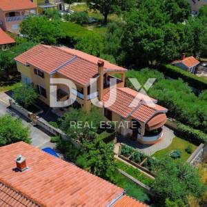 RIBNICA, OBROVAC - PRILIKA! Kuća 1. red do mora + brod i vez