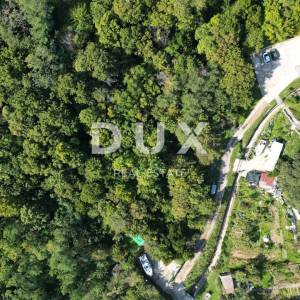 RIJEKA, BAKAR, CENTAR - građevinsko zemljište u strogom centru grada Bakra 2.600 m2 s pogledom na more za stambenu zgradu - sta...