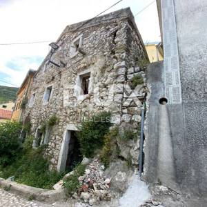 RIJEKA, BAKAR - kuća u strogom centru - samo 95 metara od mora! PRILIKA!