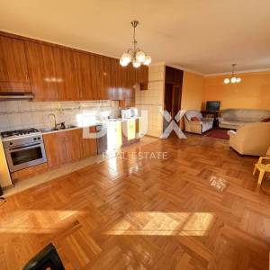 RIJEKA, ČAVLE - Prostrani stan 95m2 3S+DB i GARAŽA
