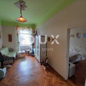 RIJEKA, CENTAR - stan 3S+DB u strogom centru grada s pogledom na more! PRILIKA!