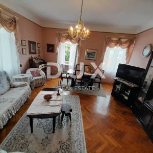 RIJEKA, CENTAR - stan 3S+DB u strogom centru grada s pogledom na more! PRILIKA!