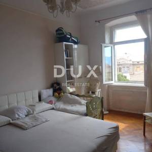 RIJEKA, CENTAR - stan 3S+DB u strogom centru grada s pogledom na more! PRILIKA!
