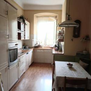 RIJEKA, CENTAR - stan 3S+DB u strogom centru grada s pogledom na more! PRILIKA!