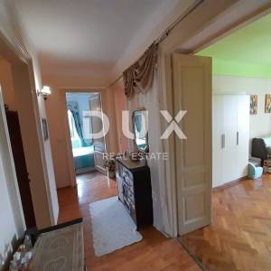 RIJEKA, CENTAR - stan 3S+DB u strogom centru grada s pogledom na more! PRILIKA!