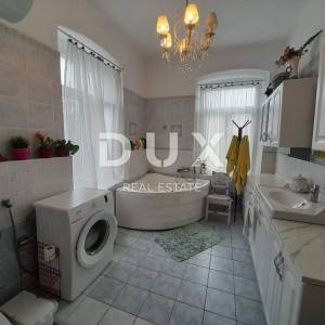 RIJEKA, CENTAR - stan 3S+DB u strogom centru grada s pogledom na more! PRILIKA!