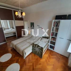 RIJEKA, CENTAR - stan 3S+DB u strogom centru grada s pogledom na more! PRILIKA!