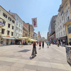 Rijeka, Centar, stan s balkonom na samom Korzu! SAMO KOD NAS!