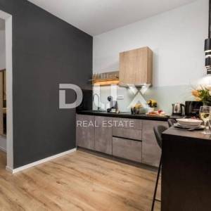 RIJEKA, CENTAR -  Uhodani posao tri moderna apartmana 1S+DB s vlastitim balkonima