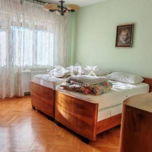 RIJEKA, DONJA VEŽICA - Trosoban stan na odličnoj lokaciji s okućnicom