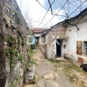 RIJEKA, DRAGA - samostojeća kuća s okućnicom na odličnoj lokaciji! PRILIKA!