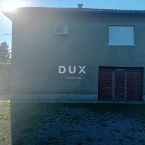 RIJEKA, DRAŽICE, CENTAR - samostojeća kuća sa dva odvojena stana na odličnoj lokaciji + 2.200 m2 građevinskog zemljišta! PRILIK...