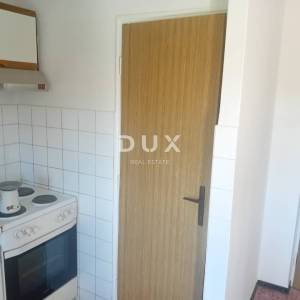 RIJEKA, DRAŽICE, CENTAR - samostojeća kuća sa dva odvojena stana na odličnoj lokaciji + 2.200 m2 građevinskog zemljišta! PRILIK...