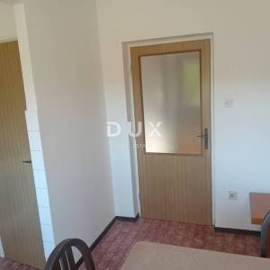 RIJEKA, DRAŽICE, CENTAR - samostojeća kuća sa dva odvojena stana na odličnoj lokaciji + 2.200 m2 građevinskog zemljišta! PRILIK...
