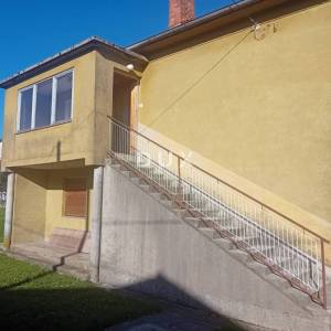 RIJEKA, DRAŽICE, CENTAR - samostojeća kuća sa dva odvojena stana na odličnoj lokaciji + 2.200 m2 građevinskog zemljišta! PRILIK...