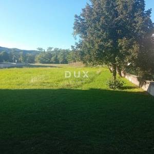 RIJEKA, DRAŽICE, CENTAR - samostojeća kuća sa dva odvojena stana na odličnoj lokaciji + 2.200 m2 građevinskog zemljišta! PRILIK...