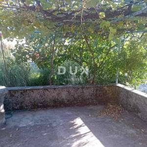 RIJEKA, DRAŽICE, CENTAR - samostojeća kuća sa dva odvojena stana na odličnoj lokaciji + 2.200 m2 građevinskog zemljišta! PRILIK...