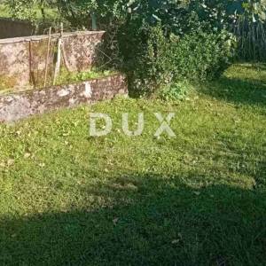 RIJEKA, DRAŽICE, CENTAR - samostojeća kuća sa dva odvojena stana na odličnoj lokaciji + 2.200 m2 građevinskog zemljišta! PRILIK...