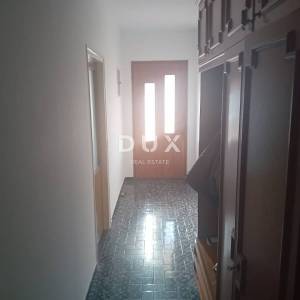 RIJEKA, DRAŽICE, CENTAR - samostojeća kuća sa dva odvojena stana na odličnoj lokaciji + 2.200 m2 građevinskog zemljišta! PRILIK...
