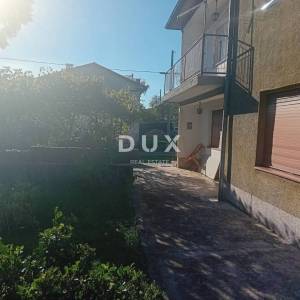 RIJEKA, DRAŽICE, CENTAR - samostojeća kuća sa dva odvojena stana na odličnoj lokaciji + 2.200 m2 građevinskog zemljišta! PRILIK...