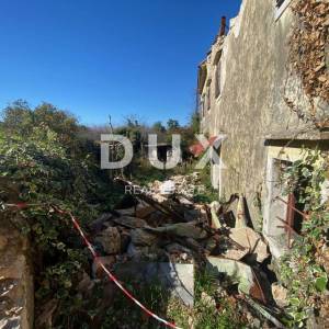RIJEKA, DRENOVA - samostojeća kuća + dvije dvorišne zgrade + dvorište + 2.997 m2 GRAĐEVINSKOG ZEMLJIŠTA! PRILIKA!
