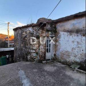 RIJEKA, GORNJA DRENOVA – Samostojeća kuća s 2 stana, garažom, starinom i okućnicom 500 m²
