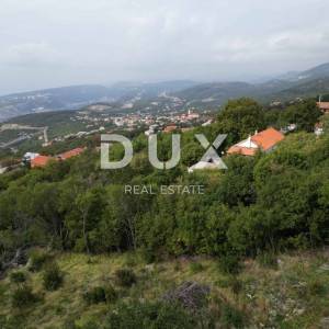 RIJEKA, HRELJIN- građevinsko zemljište 876m2 s pogledom na more za obiteljsku kuću / stambenu zgradu- stanove