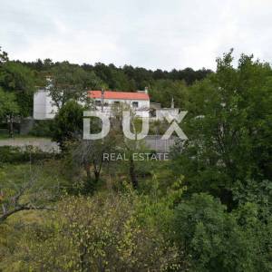 RIJEKA, HRELJIN- građevinsko zemljište 876m2 s pogledom na more za obiteljsku kuću / stambenu zgradu- stanove