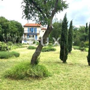 RIJEKA, HRELJIN - Samostojeća kuća s pogledom na more i velikom okućnicom!