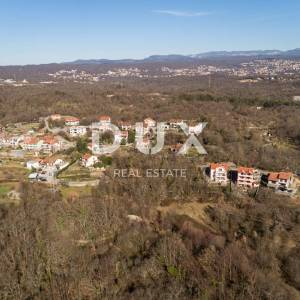 RIJEKA, KASTAV - građevinsko zemljište 2.451 m2 + 1.930 m2 s pogledom na more za stambenu zgradu - stanove / apartmane / obitel...