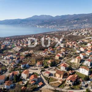 RIJEKA, KASTAV - građevinsko zemljište 2.451 m2 + 1.930 m2 s pogledom na more za stambenu zgradu - stanove / apartmane / obitel...
