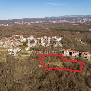 RIJEKA, KASTAV - građevinsko zemljište 2.451 m2 + 1.930 m2 s pogledom na more za stambenu zgradu - stanove / apartmane / obitel...