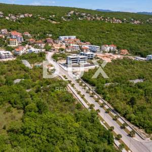 RIJEKA, KOSTRENA - dugoročni najam u luksuznoj novogradnji s bazenom vrlo blizu mora
