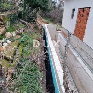 RIJEKA, KOSTRENA - Samostojeća kuća 4S+DB - bazen, okućnica i pogled!