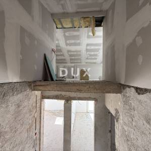 RIJEKA, KOSTRENA - Samostojeća kuća 4S+DB - bazen, okućnica, pogled!