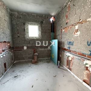 RIJEKA, KOSTRENA - Samostojeća kuća 4S+DB - bazen, okućnica, pogled!