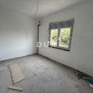 RIJEKA, KOSTRENA - Samostojeća kuća 4S+DB - bazen, okućnica, pogled!