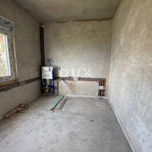 RIJEKA, KOSTRENA - Samostojeća kuća 4S+DB - bazen, okućnica, pogled!