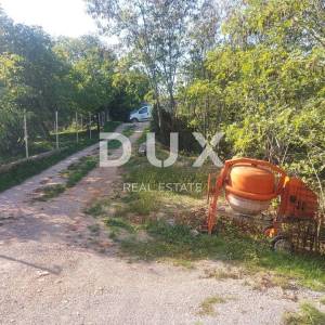 RIJEKA, KOZALA- građevinsko zemljište 1016m2 s pogledom na more s građ. dozvolom za stambenu zgradu–stanove / poslovno-stambenu...