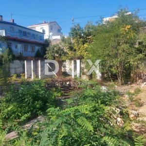 RIJEKA, KOZALA- građevinsko zemljište 1016m2 s pogledom na more s građ. dozvolom za stambenu zgradu–stanove / poslovno-stambenu...