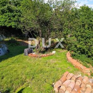 RIJEKA, KOZALA - samostojeća stara talijanska villa iz 1912. godine s pogledom na more i 2.383 m2 okućnice! PRILIKA!