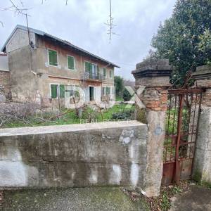 RIJEKA, KOZALA - samostojeća stara talijanska villa iz 1912. godine s pogledom na more i 2.383 m2 okućnice! PRILIKA!
