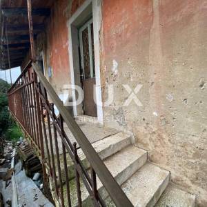 RIJEKA, KOZALA - samostojeća stara talijanska villa iz 1912. godine s pogledom na more i 2.383 m2 okućnice! PRILIKA!