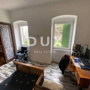 RIJEKA, KOZALA - samostojeća stara talijanska villa iz 1912. godine s pogledom na more i 2.383 m2 okućnice! PRILIKA!