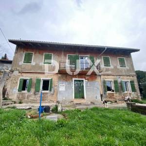 RIJEKA, KOZALA - samostojeća stara talijanska villa iz 1912. godine s pogledom na more i 2.383 m2 okućnice! PRILIKA!